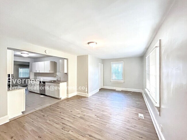 Building Photo - 3 Bed, 2 Bath Home with Off-Street Parking / Pet-Friendly / Coming Soon!