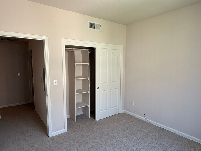 Foto del edificio - Beautiful 2 Bedroom 2 Bath Condo in the De...