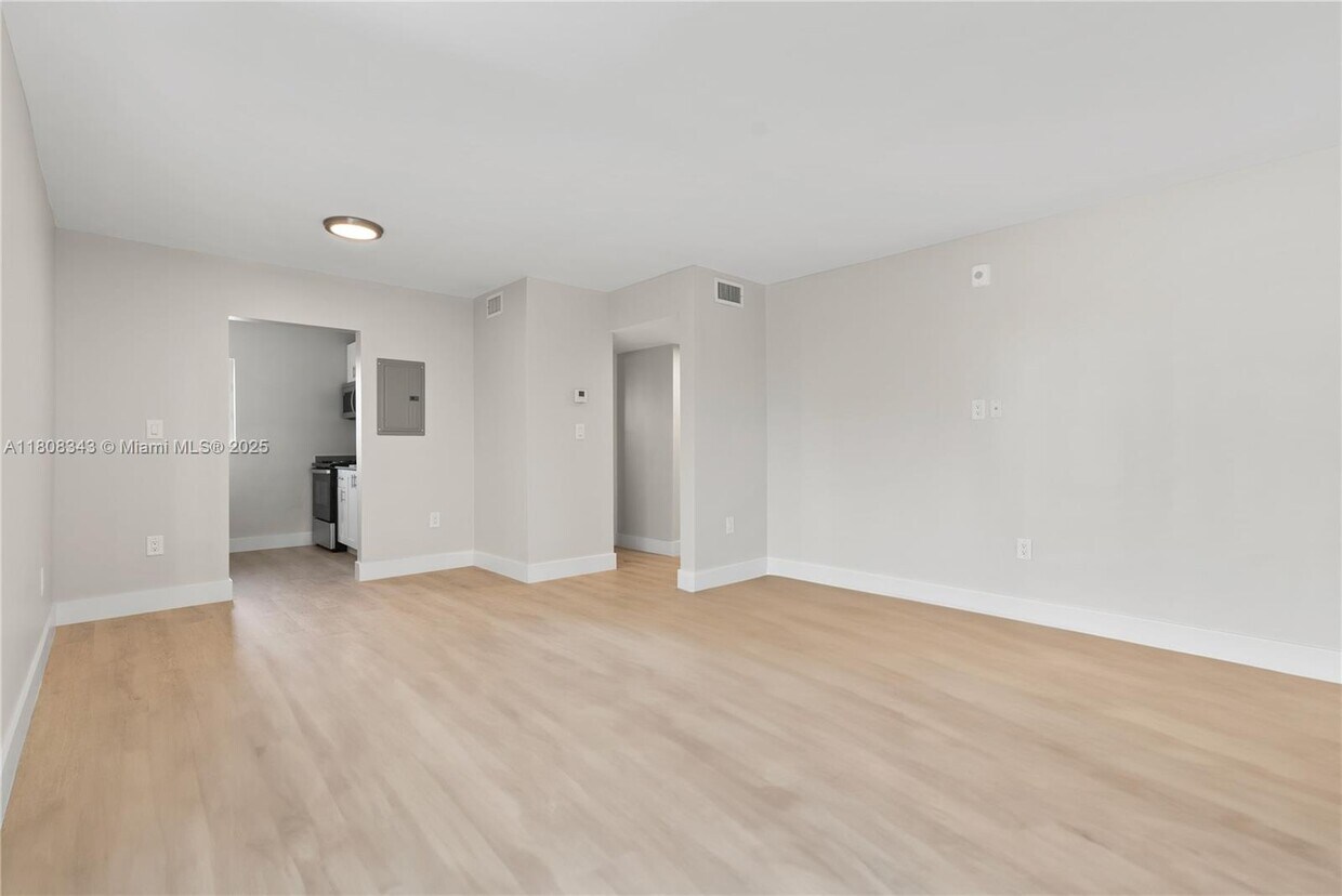 Primary Photo - 1101 NE 80th St