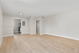 Building Photo - 1101 NE 80th St