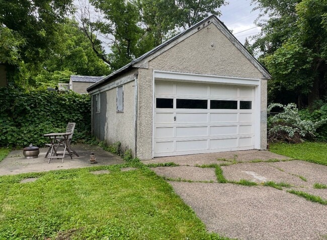 Building Photo - Charming, Sweet Home For Rent!
