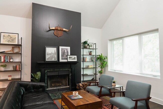 Building Photo - 1904 W Dickens Ave