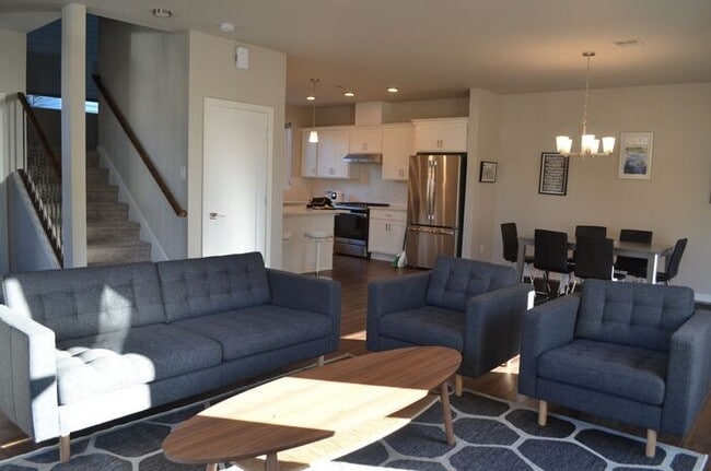 Building Photo - Spacious Master Bedroom for Rent in Modern...