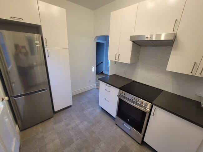 Building Photo - 2 Bedroom in Desirable Location Steps to Locke St