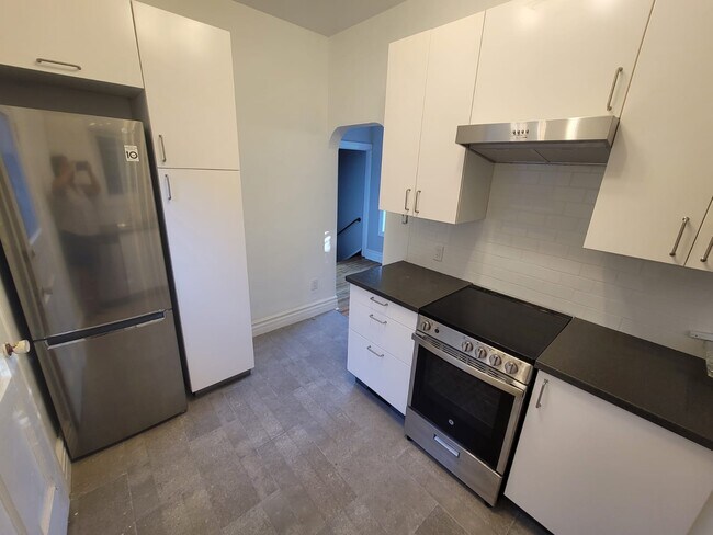 Photo du bâtiment - 2 Bedroom in Desirable Location Steps to Locke St