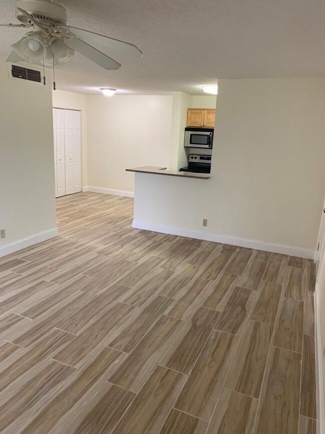 Foto del edificio - 10765 Cleary Blvd