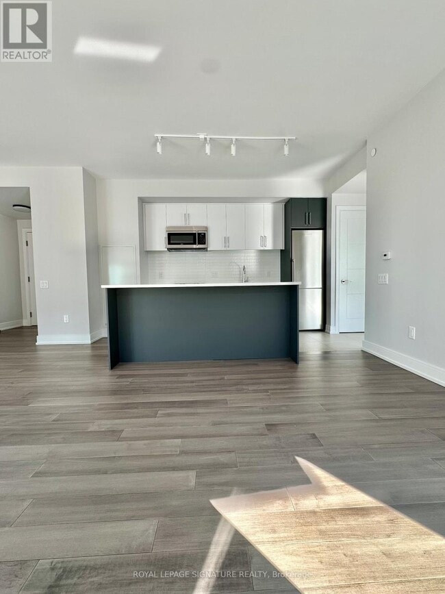 Photo du bâtiment - 2525-2525 Bathurst St