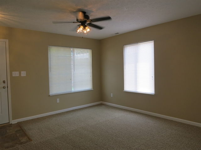 Building Photo - 627 Pine Lake Dr