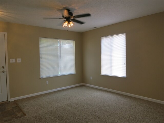 Foto del edificio - 627 Pine Lake Dr