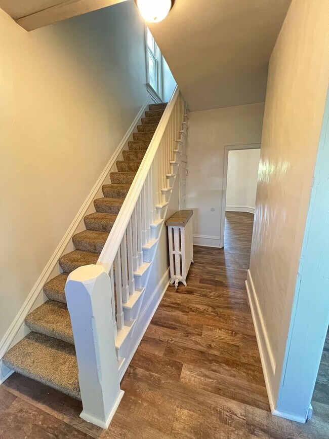 Foto del edificio - AVAILABLE JUNE - 4 Bed 2 Bath w/ Bonus Room & Garage