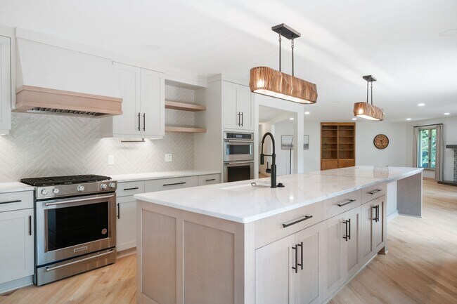 Foto del edificio - 5 Bed/4.5 Bath Undergrads OK Close to VT