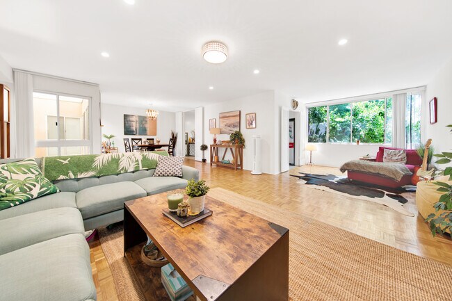 Large living room - 5301 Balboa Blvd