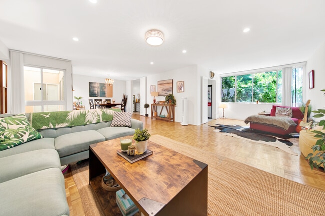 Large living room - 5301 Balboa Blvd