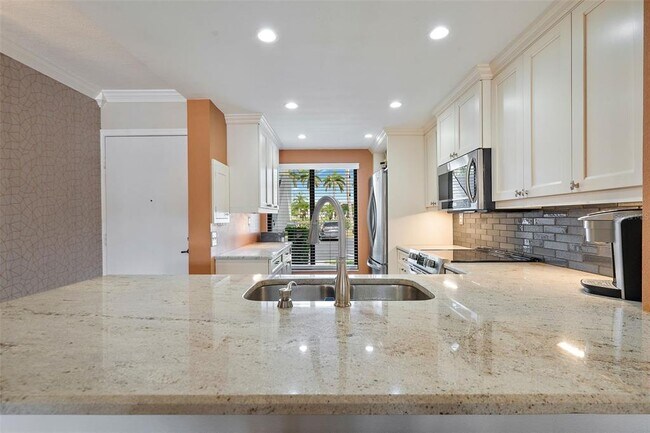 Foto del edificio - 6277 Bahia Del Mar Blvd S