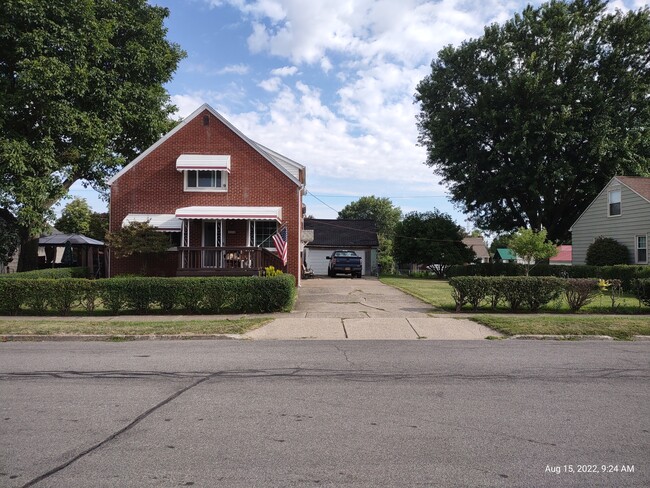 Beautiful neighborhood - 110 E Milnor Ave