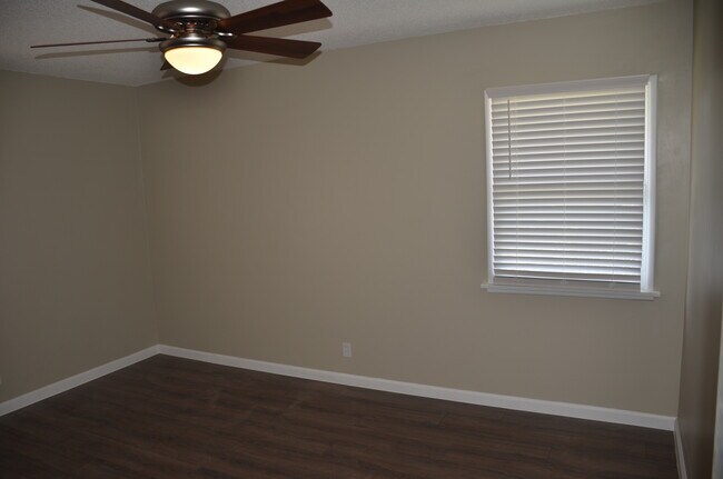 Building Photo - 885 S Reseda St