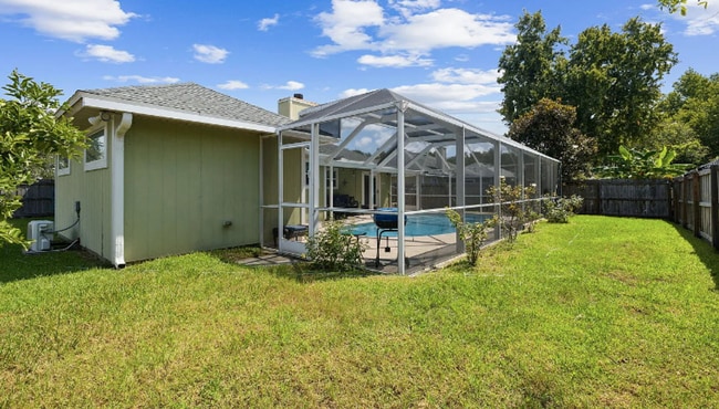 Photo - private - backyard fenced in large master suite! House