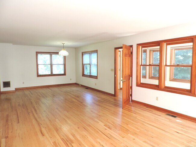 Foto del edificio - 7 Reynolds Rd