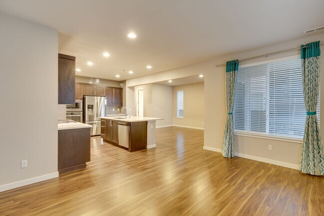 Building Photo - Beautiful Bothell Home Close to North Cree...