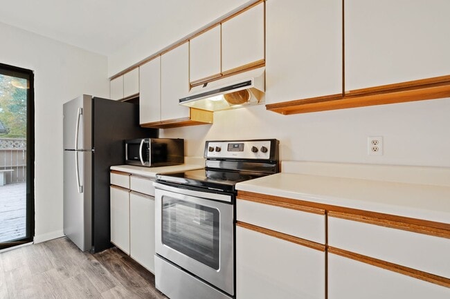 Building Photo - GREAT LOCATION!!! Large 2bedrm - Mins to U...