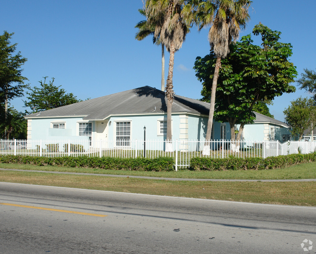 Building Photo - Palm Villas