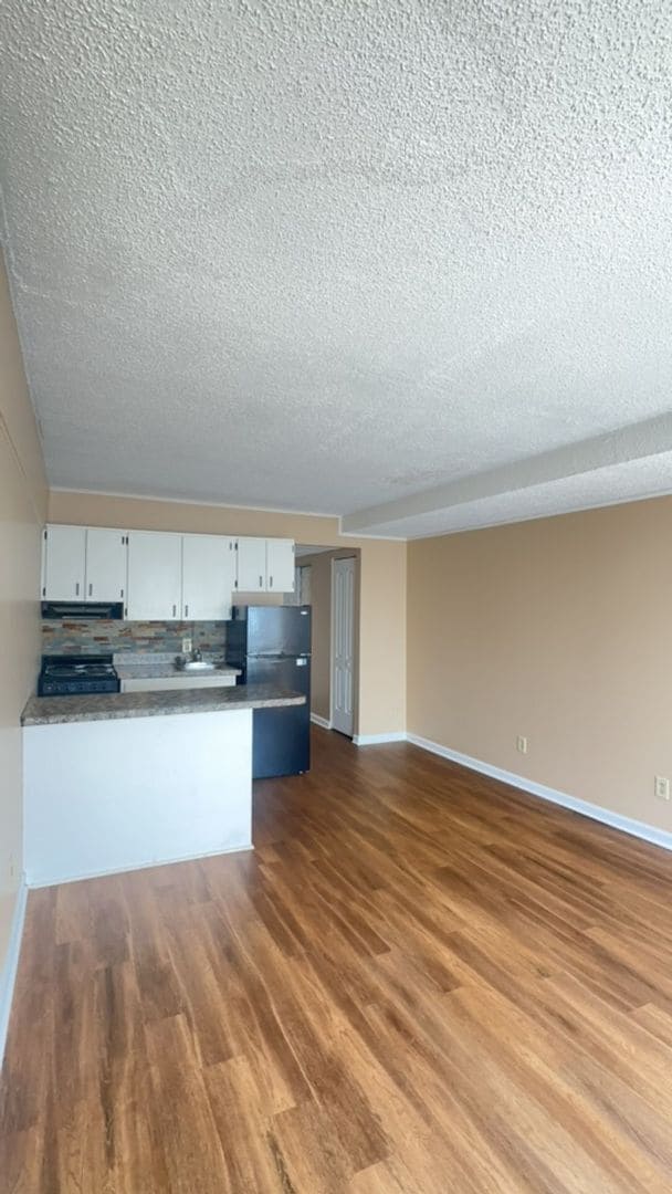 Building Photo - STUDIO UNIT #621 Available NOW!!