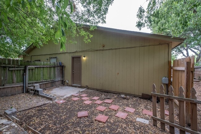 Building Photo - Fully Renovated 3 Bedroom, 2 Bath Duplex i...