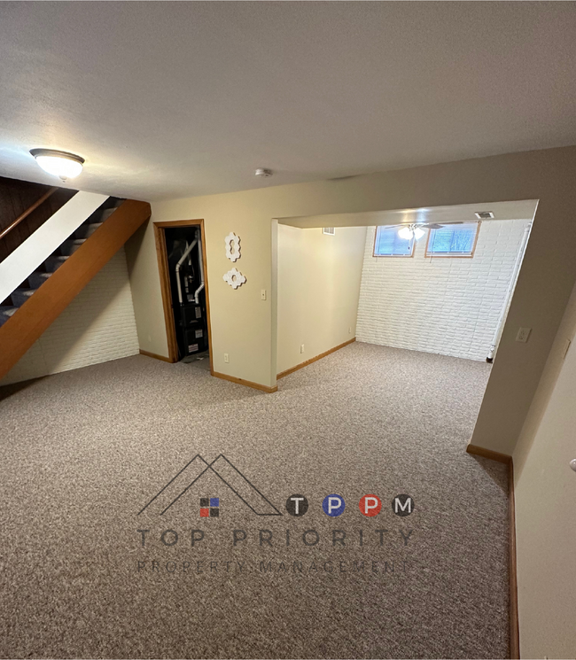 Building Photo - 2 Bedroom | 1 Bathroom Single-Family House...