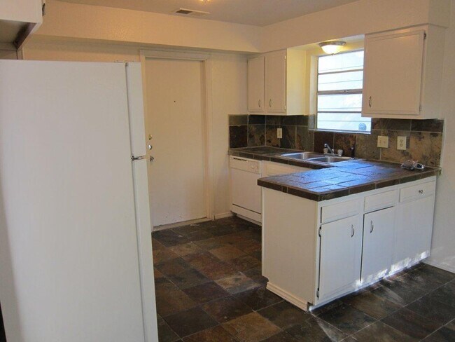 Building Photo - 2412 Village Walk