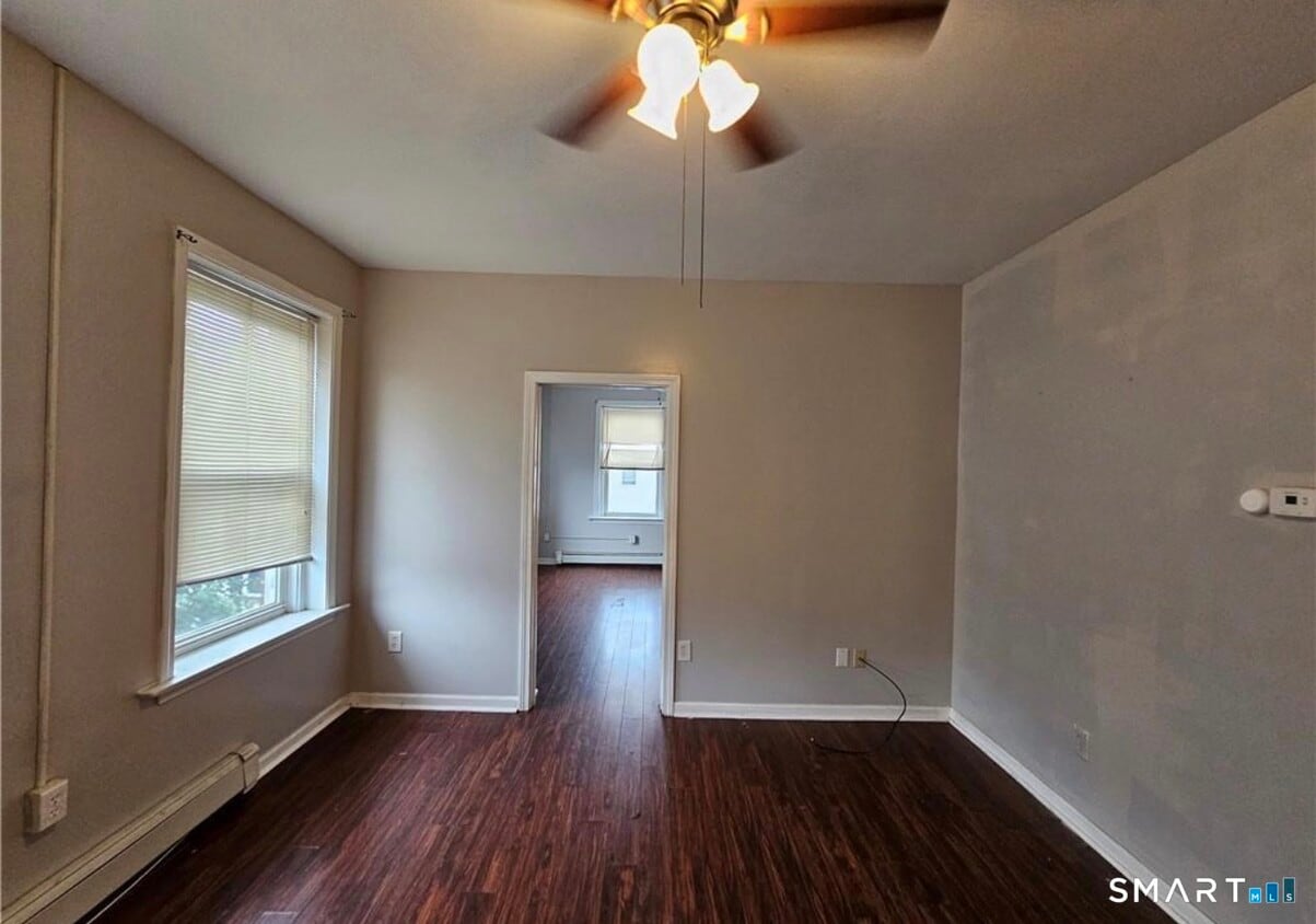 Building Photo - 417 E Main St