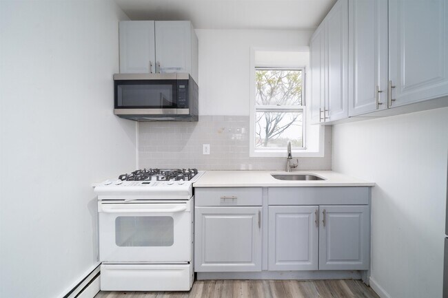 Foto del edificio - 310 Paterson Plank Rd