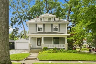 Building Photo - 527 W Oakdale Dr
