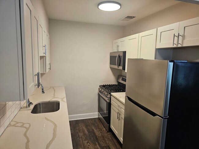 Building Photo - Updated Studio Apt in Dogtown!