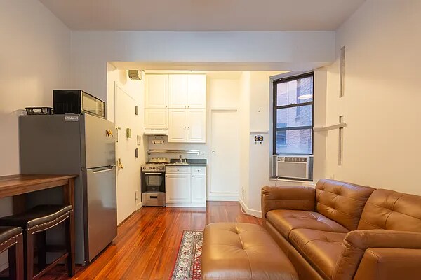 Foto del edificio - 223 W 10th St