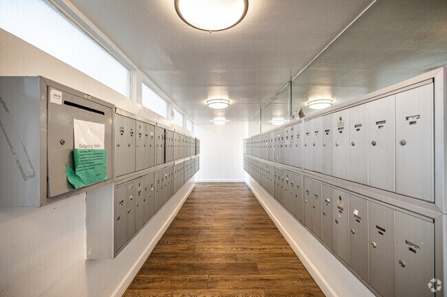 Sala de correo - Sherman West Apartment Homes