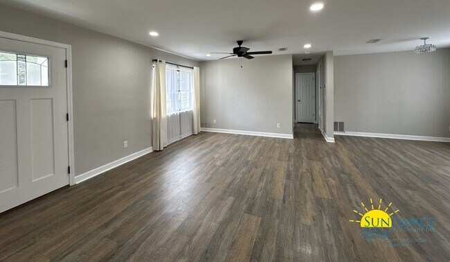 Foto del edificio - Stunning Renovated Home East of Hurlburt F...