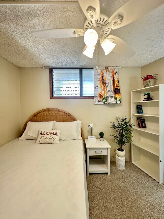 Cama tamaño queen con mesita de noche y estantería nuevas - 469 Ena Rd