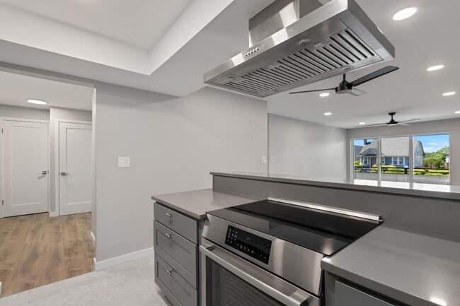 Photo - Large Freshly Remodeled and AIR CONDITIONE... Apartment