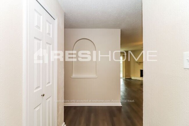 Foto del edificio - HOME FOR RENT!