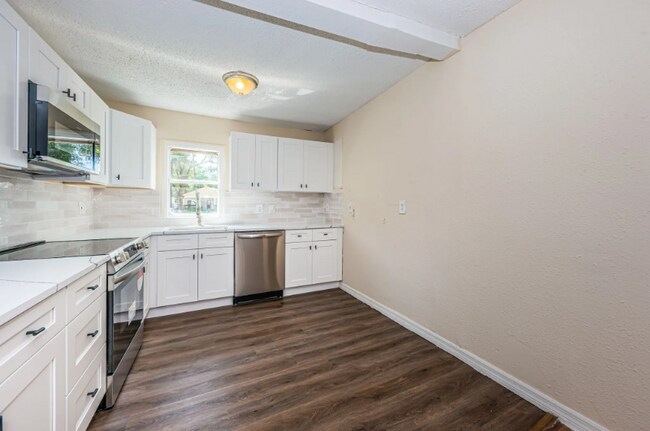 Foto del edificio - 1104 E Genesee St