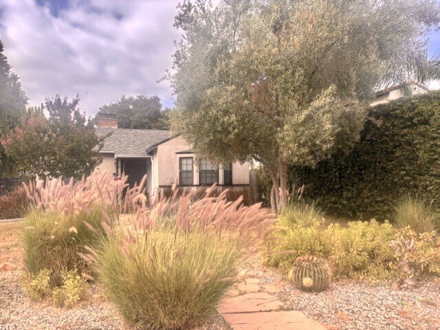 Paisaje tolerante a la sequía - 14832 Hartsook St