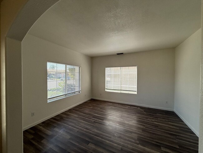 Building Photo - 4-bedroom two story home in Sylvan School ...