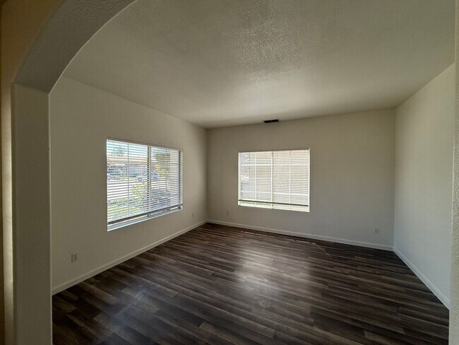 Foto del edificio - 4-bedroom two story home in Sylvan School ...
