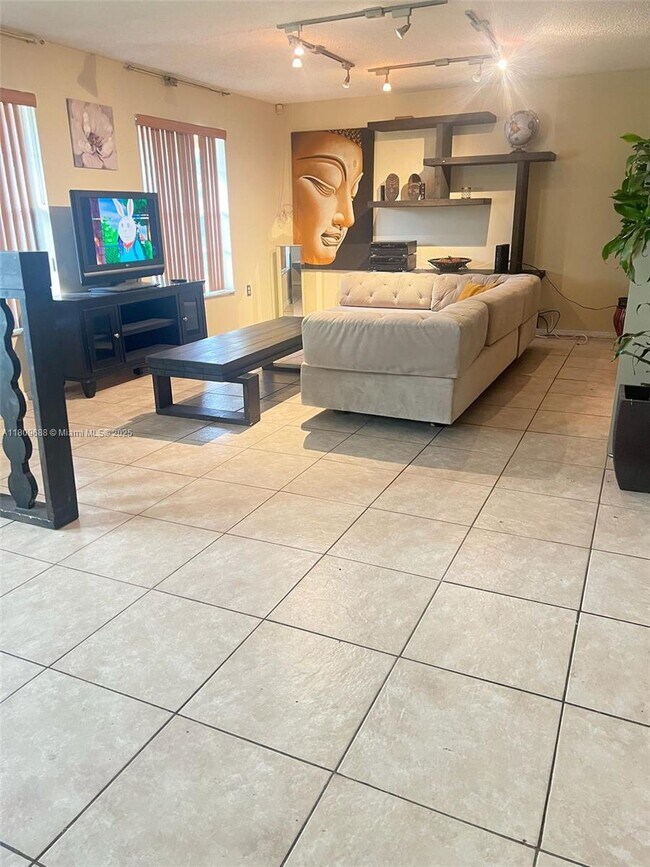 Building Photo - 14910 S River Dr