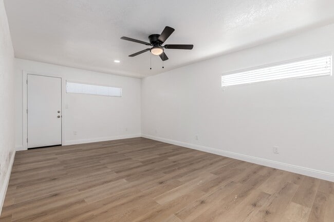 Building Photo - 723 E Sunnyslope Ln