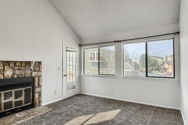 Foto del edificio - 2 Bedroom, 2 Bath condo in Aurora, City Ce...