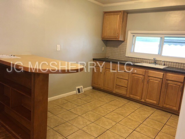 Building Photo - Three Bedroom House , Northeast Philadelpia