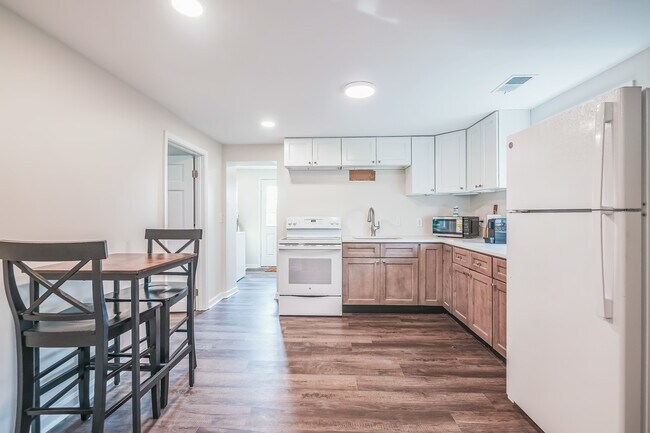 Building Photo - 407 Woodbury Ave