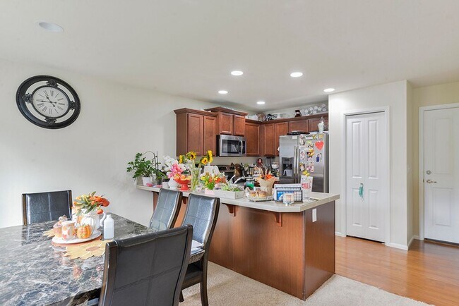 Foto del edificio - Beautiful 4 Bedroom + Den 2.5 Bath Home Pu...
