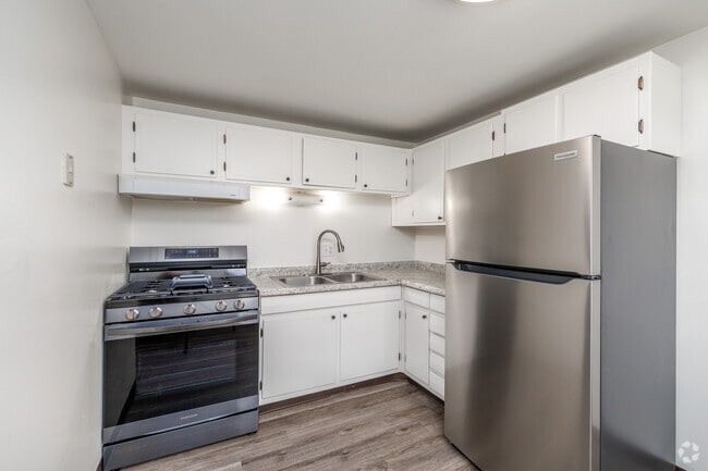 2BR, 1BA - 862SF - Kitchen - Clayton Village Apartments